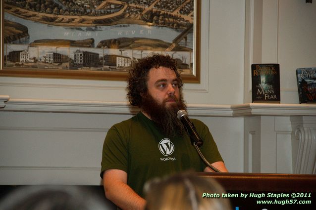 Patrick Rothfuss signs The Wise Man's Fear