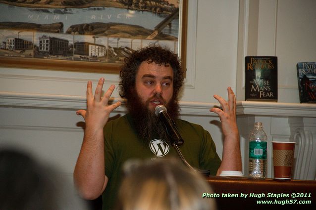 Patrick Rothfuss signs The Wise Man's Fear