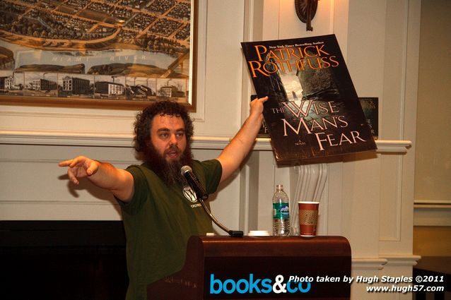 Patrick Rothfuss signs The Wise Man's Fear