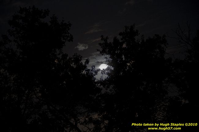 A Harvest Moon with an unusual alignment with Jupiter and Uranus