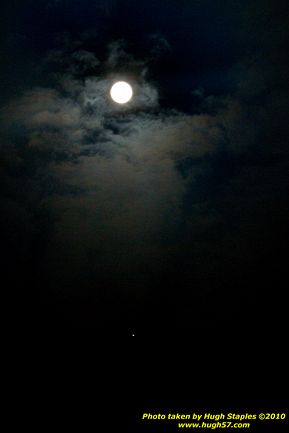 A Harvest Moon with an unusual alignment with Jupiter and Uranus