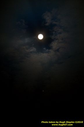 A Harvest Moon with an unusual alignment with Jupiter and Uranus