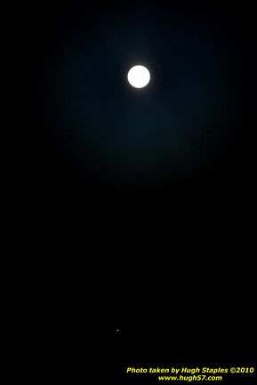 A Harvest Moon with an unusual alignment with Jupiter and Uranus