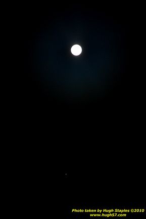 A Harvest Moon with an unusual alignment with Jupiter and Uranus