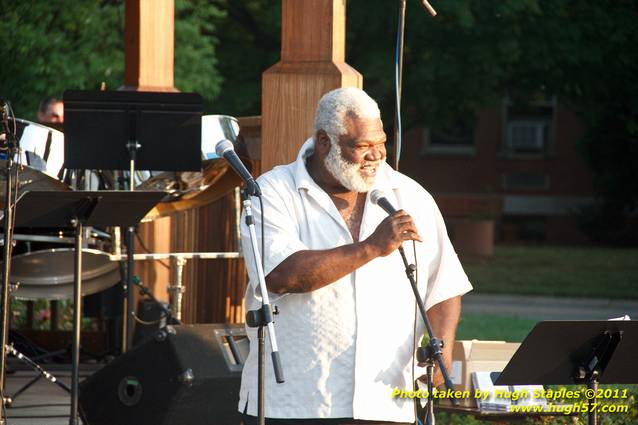 Gary Byrd and Jenny Fardo perform at Greenhills Concert on the Commons