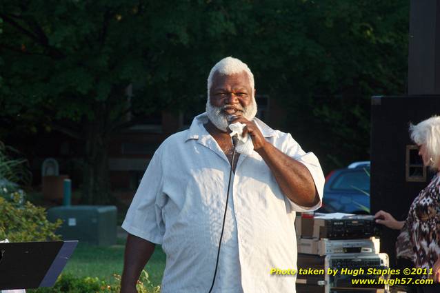 Gary Byrd and Jenny Fardo perform at Greenhills Concert on the Commons