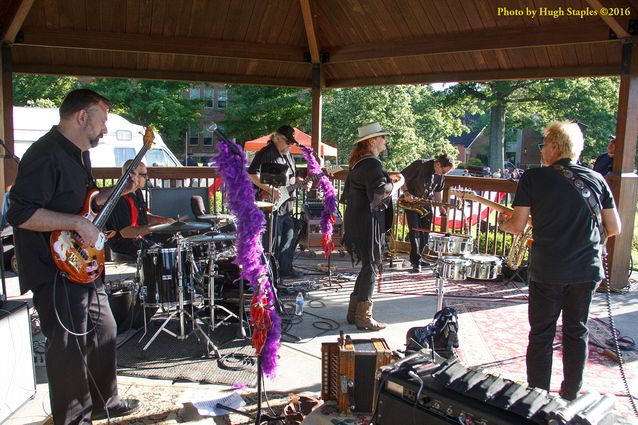 A stunningly beautiful night for a concert, as Robin Lacy and DeZydeco return to Greenhills Summer Concerts on the Commons